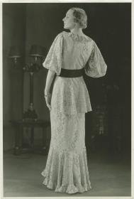 Frau in Abendkleid von Goletz und Dudat