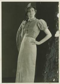 Frau in Jackenkleid von Skihütte