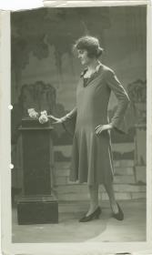 Frau in Kleid von de Flavus