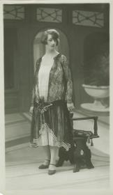 Frau in Abendkleid von Caroline Reboux