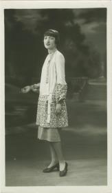 Frau in Ensemble von Zimmermann
