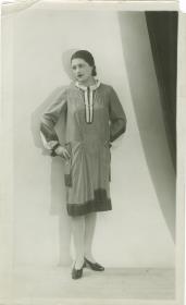 Frau in Nachmittagskleid von Zimmermann
