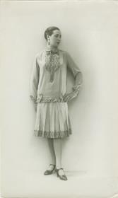 Frau in Kleid von Suzanne François