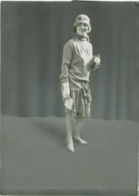 Frau in Ensemble auf dem Rennplatz in Longchamp