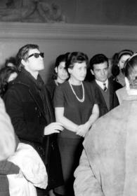 Besuchergruppe im Pergamonsaal im Rahmen einer Führung durch die Antikensammlung im Pergamonmuseum, geleitet von der kommissarischen Direktorin der Antikensammlung Elisabeth Rohde