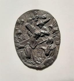 Ovale Plakette mit der Kreuztragung