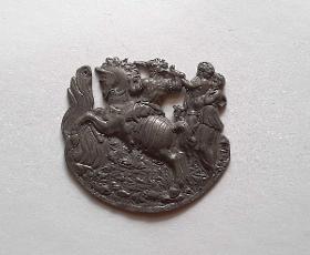 Teil einer runden Plakette mit dem Opfertod des Marcus Curtius