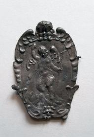 Plakette in Form einer Kartusche mit Putto