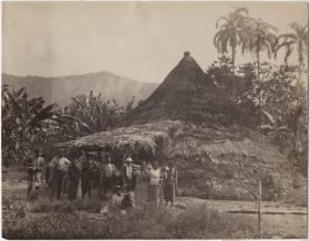 Personen vor einer Hütte (Talamanca, Costa Rica)