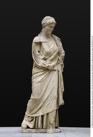 Schreitende weibliche Gewandstatue ("Opferdienerin")