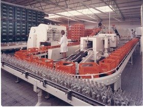 Doornkaat, Werkshalle mit automatisierter Flaschen-Abfüllanlage (für Afri Cola)