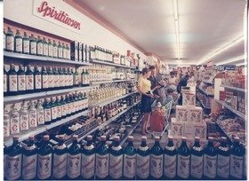 Doornkaat, Spirituosenregal mit Doornkaat-Flaschen in einem Supermarkt