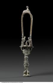 Hathor-Sistrum mit Griff in Gestalt des Gottes Bes, auf Löwen stehend sowie weiteren Göttern und Sakralszene