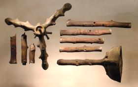 Kandelaber in Form eines knotigen Stamms, oben eine Schale mit Dorn (modern; ganz dem pompejanischen entsprechend)