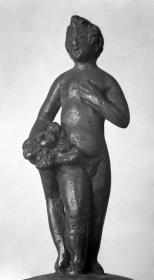 Nackter Knabe, die linke Hand auf die Brust legend, die rechte faßt ein ... Füllhorn, das neben seinem rechten Bein steht (modern)