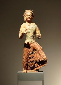 Devata (Gottheit), stehend