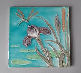 Fliese mit Schwertlilie und Libelle