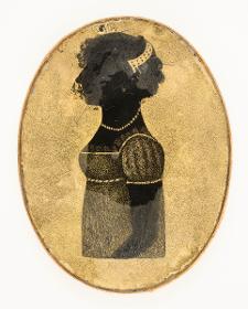 Profilbild einer Frau in Chemisenkleid und Haarschmuck