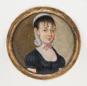 Porträt einer Frau in Chemisenkleid und Haube