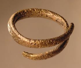 Armring in Form eines hohlen Bandes, etwas fragmentiert
