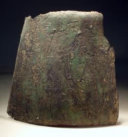 Fragment eines ägyptischen Gefäßes mit gravierter Götterprozession