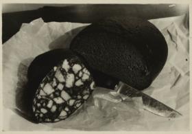 Stillleben Brot, Wurst und Messer