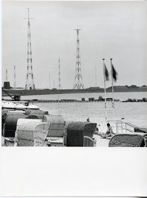 Doornkaat, Stadt Norden: Blick auf Deich und Strand mit Strandkörben sowie Bauarbeiten