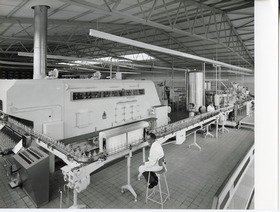 Doornkaat, Blick in eine Produktionshalle, (vermutlich) Abfüllanlage  für Afri-Cola