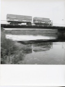 Doornkaat, LKW mit Anhänger auf einer Brücke (unscharf)
