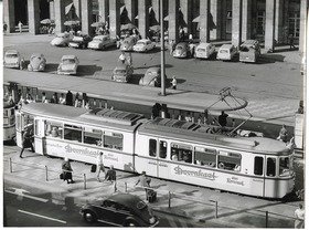 Doornkaat, Straßenbahn mit Doornkaat-Werbung vor dem Stuttgarter Hauptbahnhof