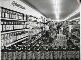 Doornkaat, Spirituosenregal mit Doornkaat-Flaschen in einem Supermarkt