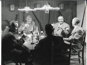 Doornkaat, Männerrunde mit Doornkaat-Korn und Bier in einem Lokal