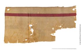 Gewebefragment mit Zierstreifen und Randabschluss