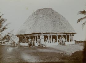 "Großes Haus im Dorf Gautavai auf Savaii."