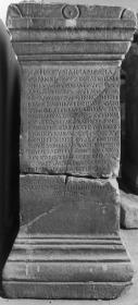 Grabaltar (in zwei Stücke gebrochen), errichtet vom Arzt Glykon mit zwei Inschriften - Seite B: Grabgedicht auf seine Gattin Pantheia, die auch Ärztin war, A: mehrere von Glykon seinem Lehrer Philadelphos gewidmete Gedichte