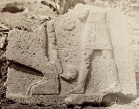 Reliefs auf einem Tumulus bei Saktsche-gösü