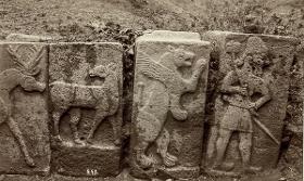 Reliefs bei Sendschirli. rechte Hälfte der Nordwestwand