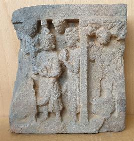 Erzählende Szene (Fragment): Zwei ganzfigurige Adoranten aus einer Verehrungsszene; Szenentrenner: Yaksha-Erot auf gefülltem Topf (purnakumbha) unter Baumkrone