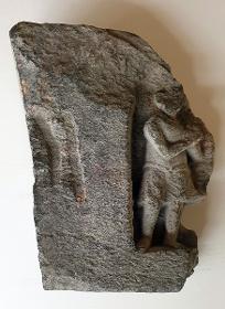 Szene mit einem männlichen Adoranten (in Kushana-Tracht) (Fragment)