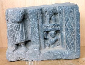 Teil einer vertikalen Stele (Fragment): Mönch mit Objekt in der Hand (links); Yaksha-Eroten neben Lorbeerblattstab (rechts)