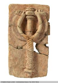 Relief mit Götterstandarte