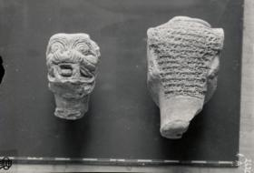 Kopf des Dämons Pazuzu mit sumerisch-akkadischer Inschrift