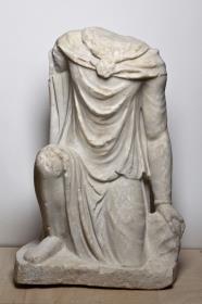 Römische Statue: kniender Barbar