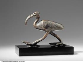 Statuette eines schreitenden Ibisses