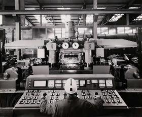 Arbeiter am Steuerpult einer Industrieanlage