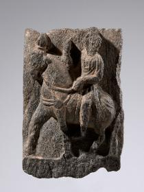 Erzählende Szene (Fragment): Bodhisattva mit erhobener Hand auf einem Pferd (vier Ausritte/Begegnungen?)
