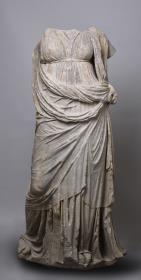 Weibliche stehende Gewandstatue mit Chiton und Mantel