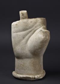 Kolossale Hand mit Armreif