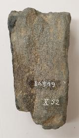 Zwei männliche Figuren, einer mit Haarknoten, Beutel und Schüssel (?) im Arm (links), der andere mit Nimbus (Fragment)