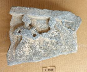 Zwei männliche, sich nach rechts bewegende Figuren, Reste einer dritten Figur mit erhobenem Arm (Fragment)